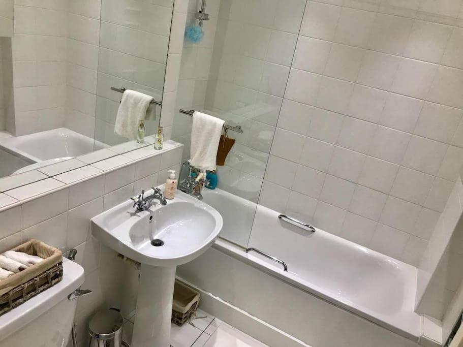 Stunning 2 Bed/2Bath Flat In Heart Of Kensington Apartamento Londres Exterior foto